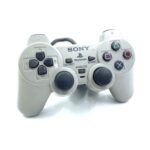 Immergez-vous dans le monde du gaming avec élégance grâce à la manette PlayStation DUALSHOCK 2 en gris sublime. L'alliance du design raffiné et des performances de pointe fait de cette manette une compagne idéale pour vos sessions de jeu. La réactivité des boutons, le design ergonomique et la finition grise sublime font de cette manette un choix parfait pour les amateurs de jeux qui recherchent à la fois l'esthétique et la fonctionnalité. Profitez de vos jeux préférés avec style et précision.
